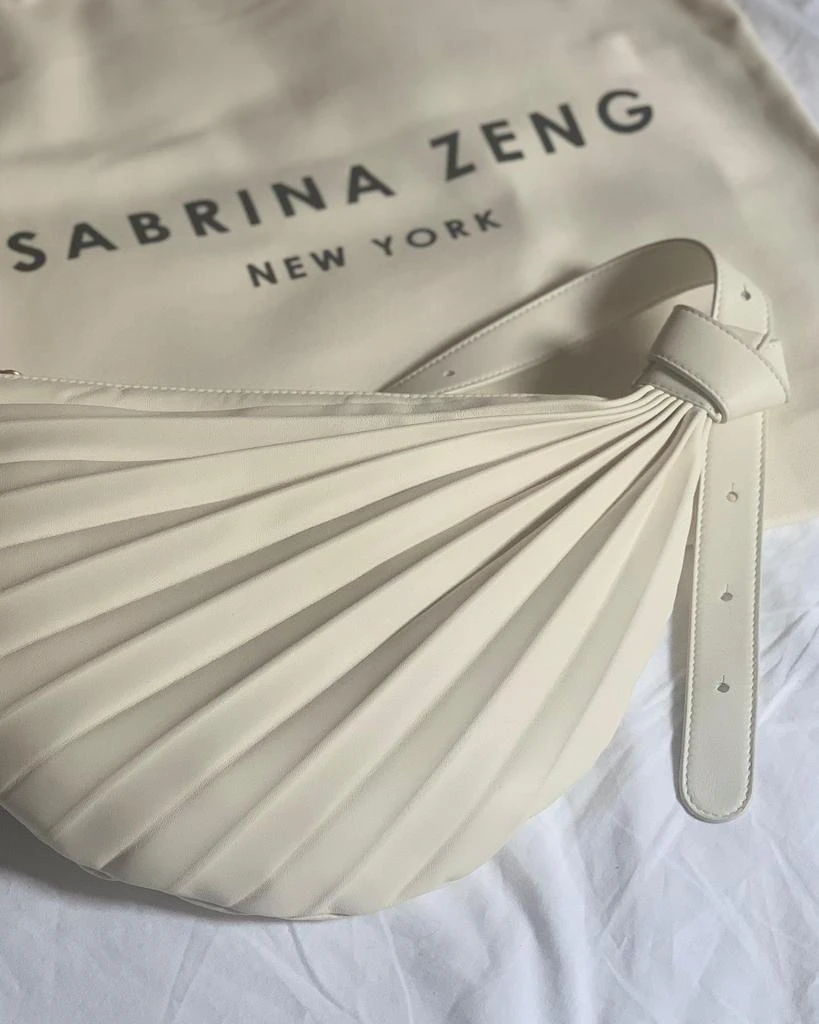 商品Sabrina Zeng|Chiaroscuro Hammock Sling Bag Off White,价格¥2557,第5张图片详细描述