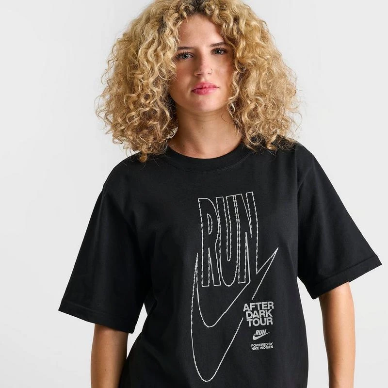 商品NIKE|Women's Nike After Dark Tour Race Series Oversized Short-Sleeve Graphic T-Shirt,价格¥335,第5张图片详细描述