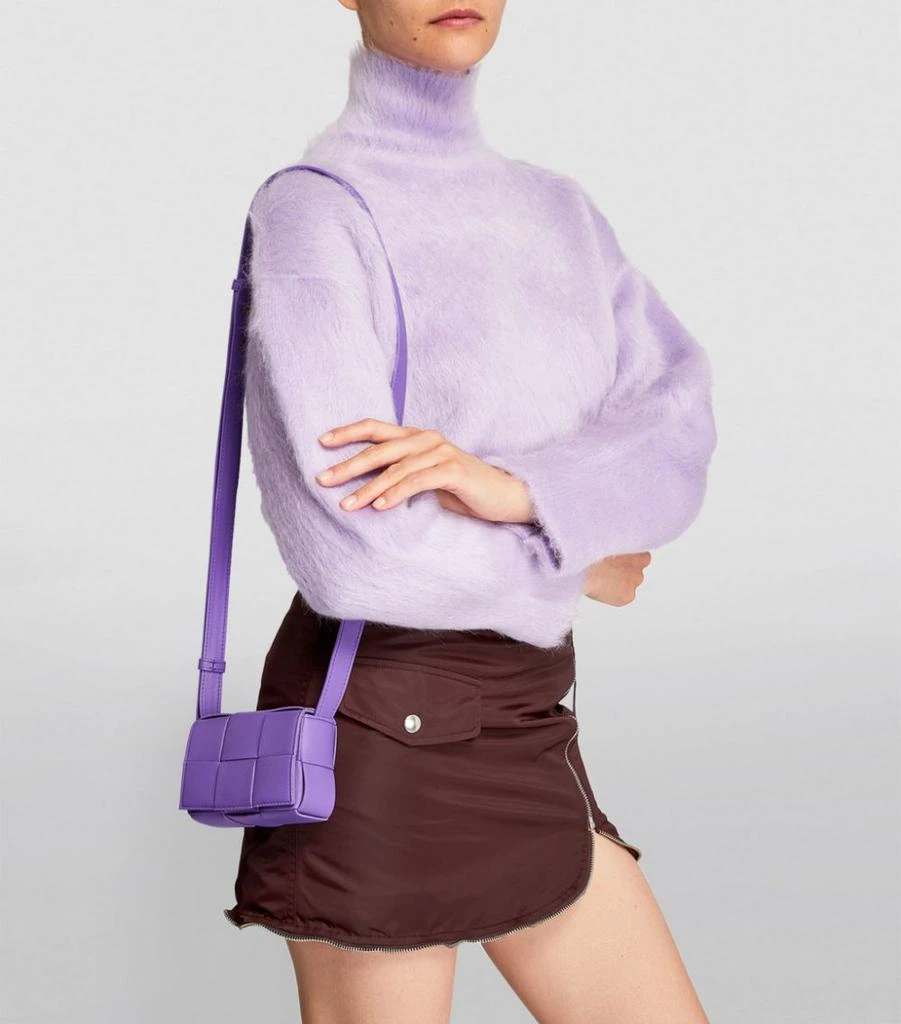 商品Bottega Veneta|Mini Leather Cassette Cross-Body Bag,价格¥10350,第2张图片详细描述