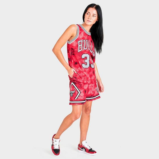 商品Mitchell and Ness|Women's Mitchell & Ness Chicago Bulls NBA Galaxy Hardwood Classics Basketball Shorts,价格¥401,第4张图片详细描述