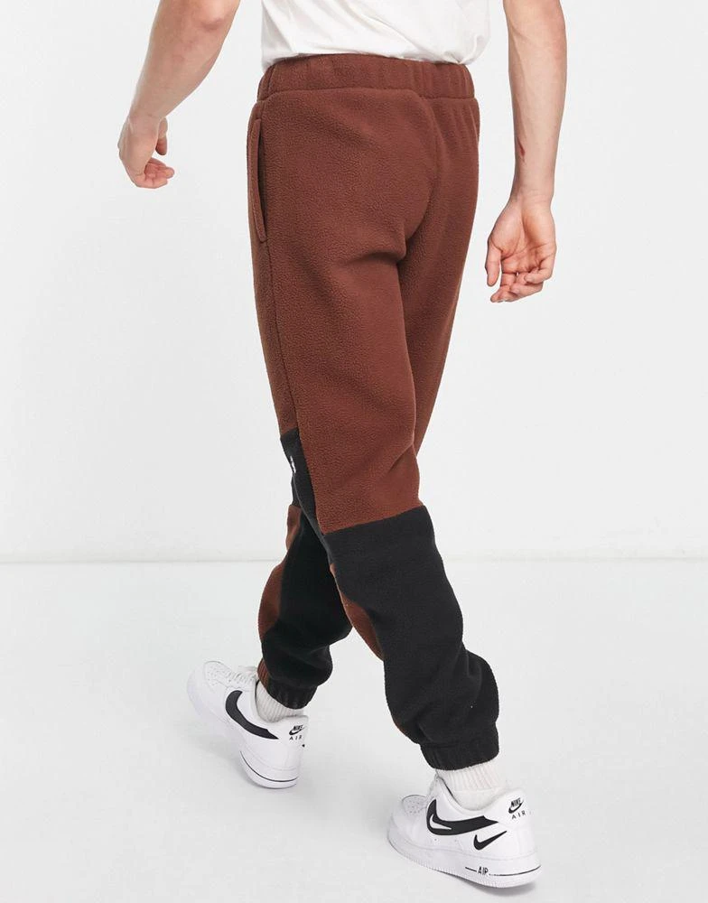 商品The North Face|The North Face Shispare high pile fleece joggers in dark oak brown Exclusive at ASOS,价格¥417,第2张图片详细描述