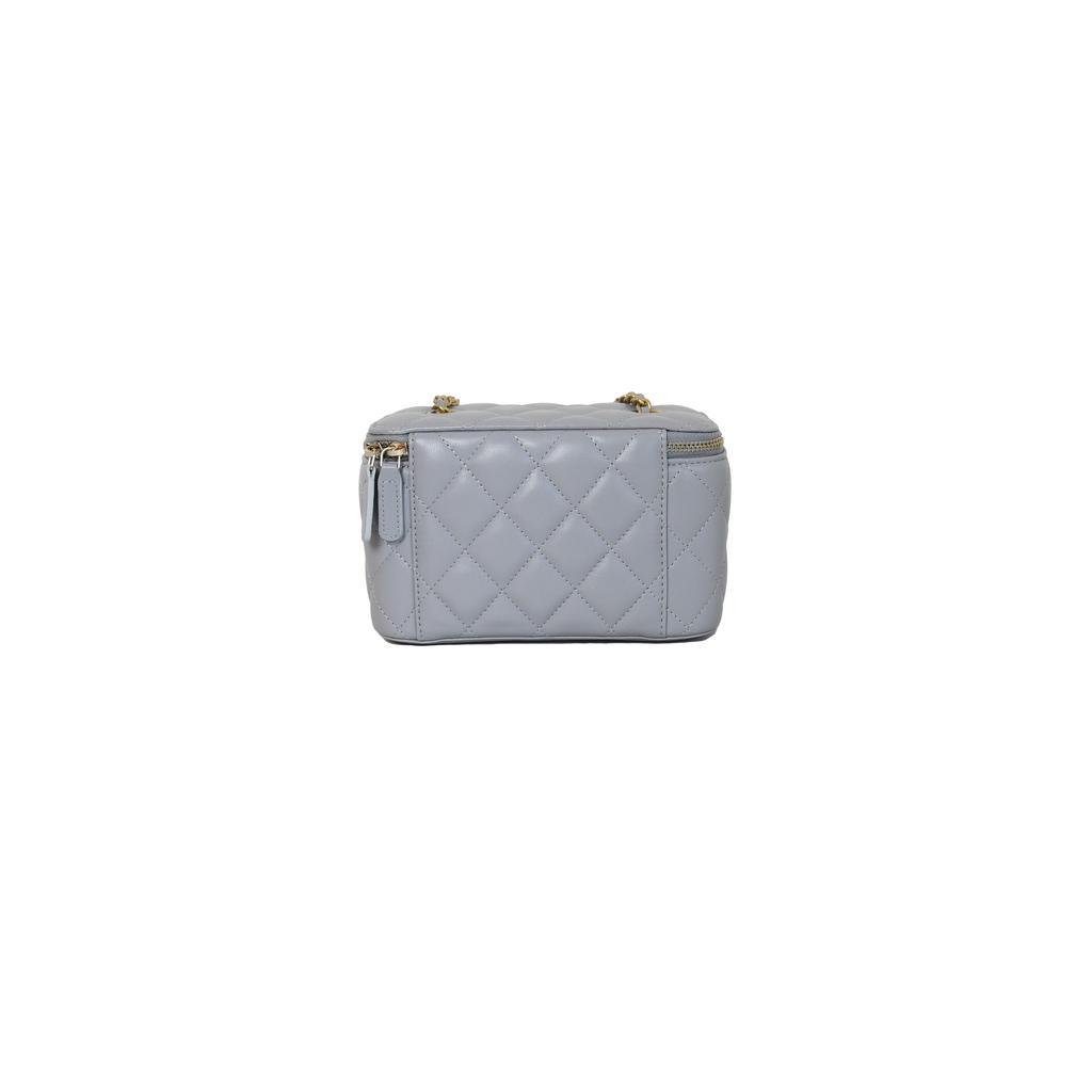 商品Chanel|Chanel Small Vanity Bag with Pearl Crush Chain Light Grey,价格¥32198,第5张图片详细描述