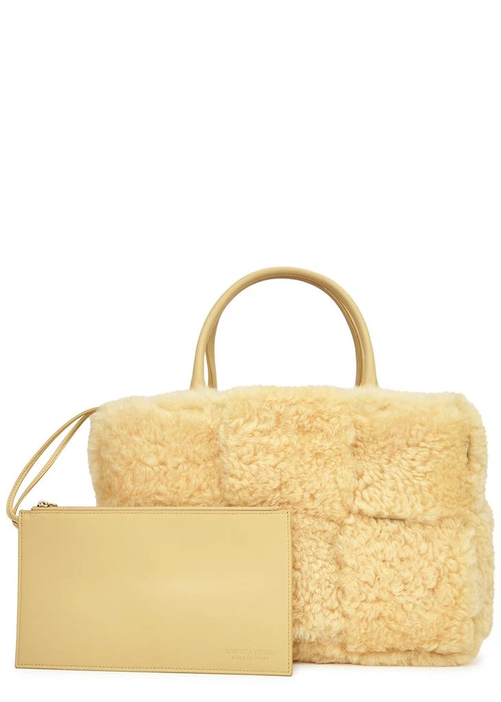 Arco Intrecciato small yellow shearling tote 商品