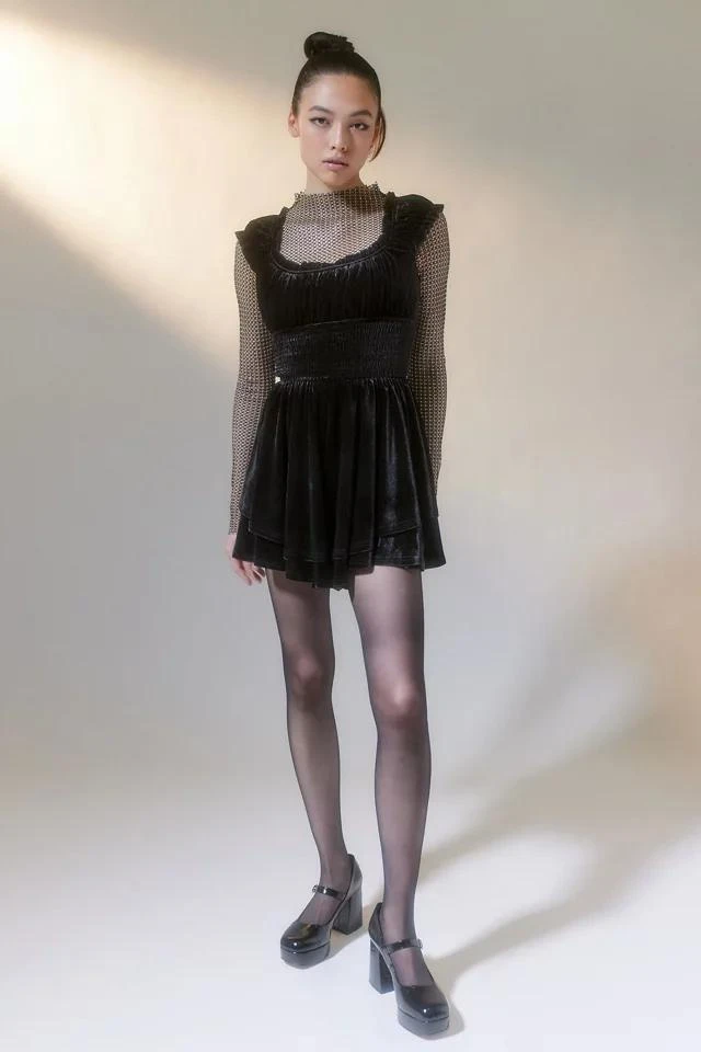商品Urban Outfitters|UO Rosie Velvet Smocked Romper,价格¥224,第4张图片详细描述