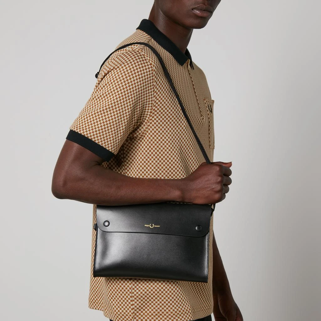 商品Fred Perry|Fred Perry Burnished Leather Sacoche Messenger Bag,价格¥840,第2张图片详细描述