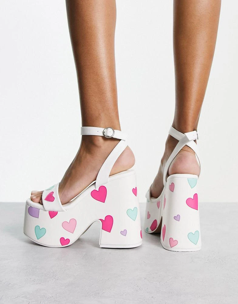 商品Daisy Street|Daisy Street platform heeled sandals in white with heart print,价格¥171,第1张图片