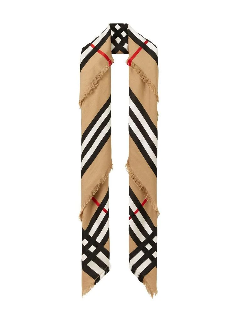 商品Burberry|CREST DEBOSSED LOGO SCARF,价格¥2572,第1张图片