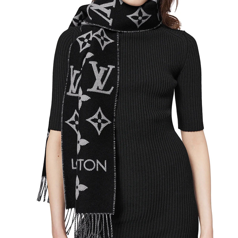 商品Louis Vuitton|路易威登 LV ESSENTIAL系列 女士黑色纯羊毛老花印花流苏围巾M77853,价格¥4959,第6张图片详细描述