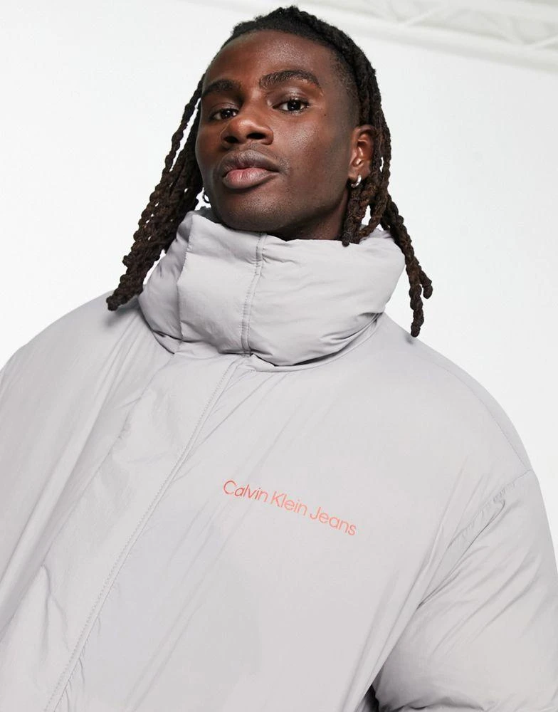 商品Calvin Klein|Calvin Klein Jeans oversized puffer jacket in light grey,价格¥1489,第3张图片详细描述