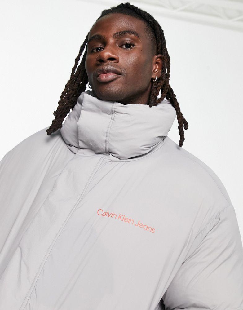 商品Calvin Klein|Calvin Klein Jeans oversized puffer jacket in light grey,价格¥2498,第5张图片详细描述