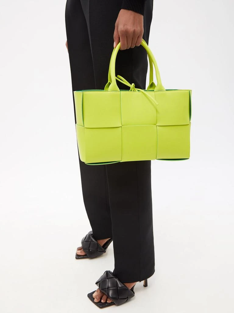 商品Bottega Veneta|Arco small Intrecciato-leather tote bag,价格¥23931,第3张图片详细描述