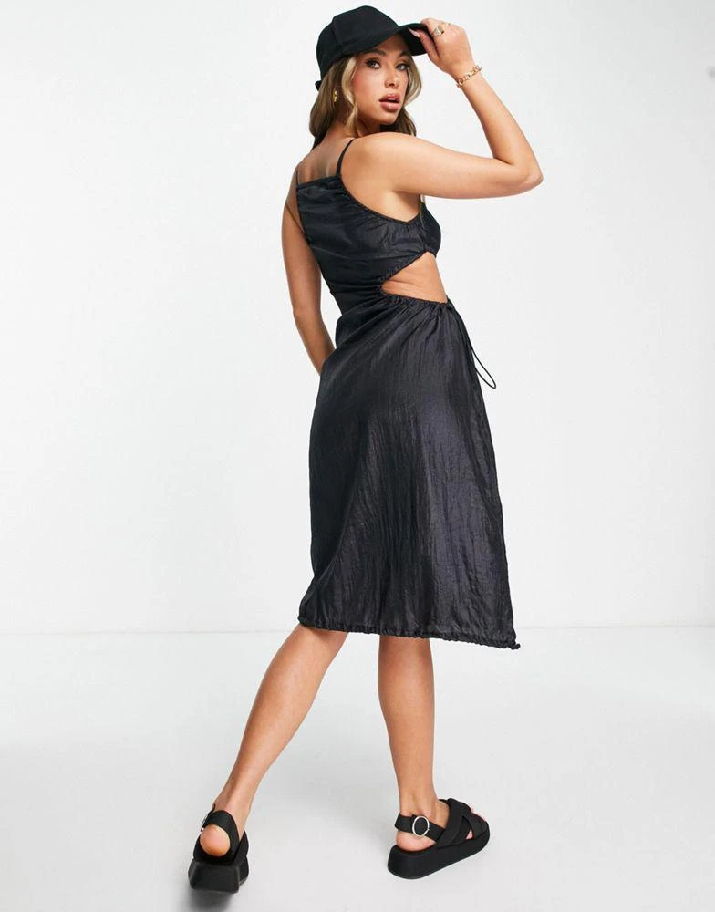 商品Motel|Motel Y2K utility cami midi dress with cut out side in black parachute fabric,价格¥163,第2张图片详细描述