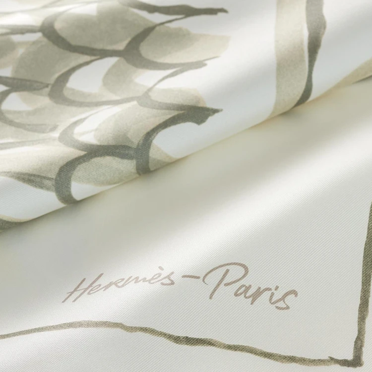 商品[国内直发] Hermes|爱马仕 自由飞马 斜纹真丝 丝巾 女款 白色,价格¥3588,第7张图片详细描述
