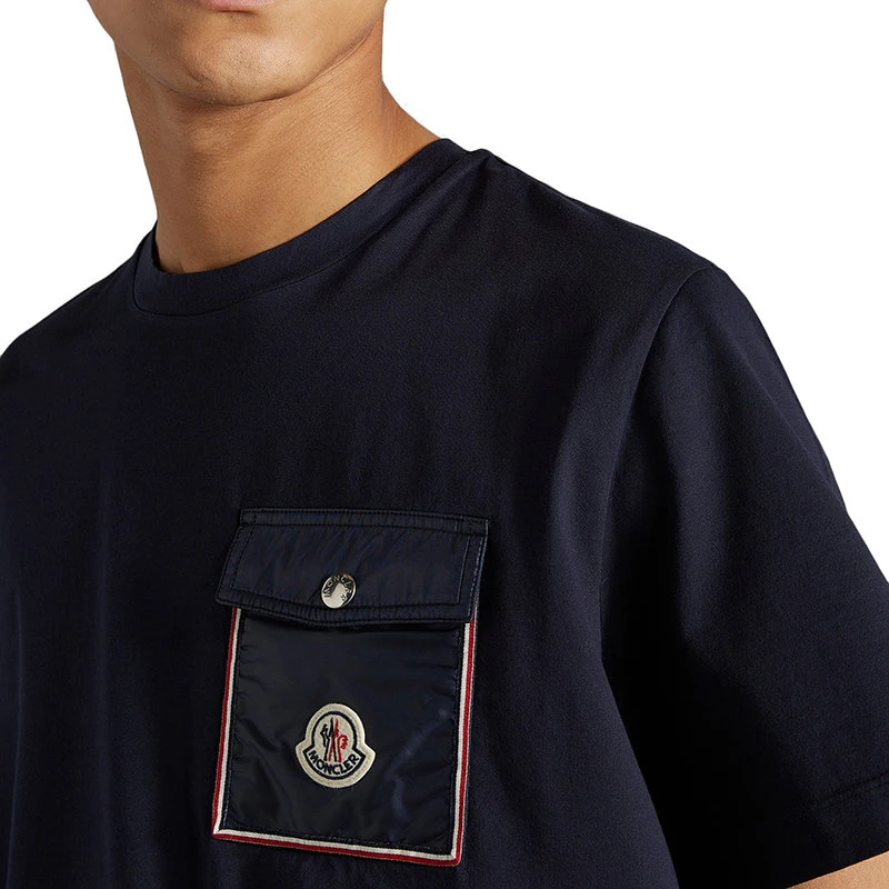 商品Moncler|【预售3-7天】Moncler/蒙克莱 22年秋冬新款 男士午夜蓝色纯棉饰口袋短袖T恤H10918C000488390Y778,价格¥2556,第4张图片详细描述