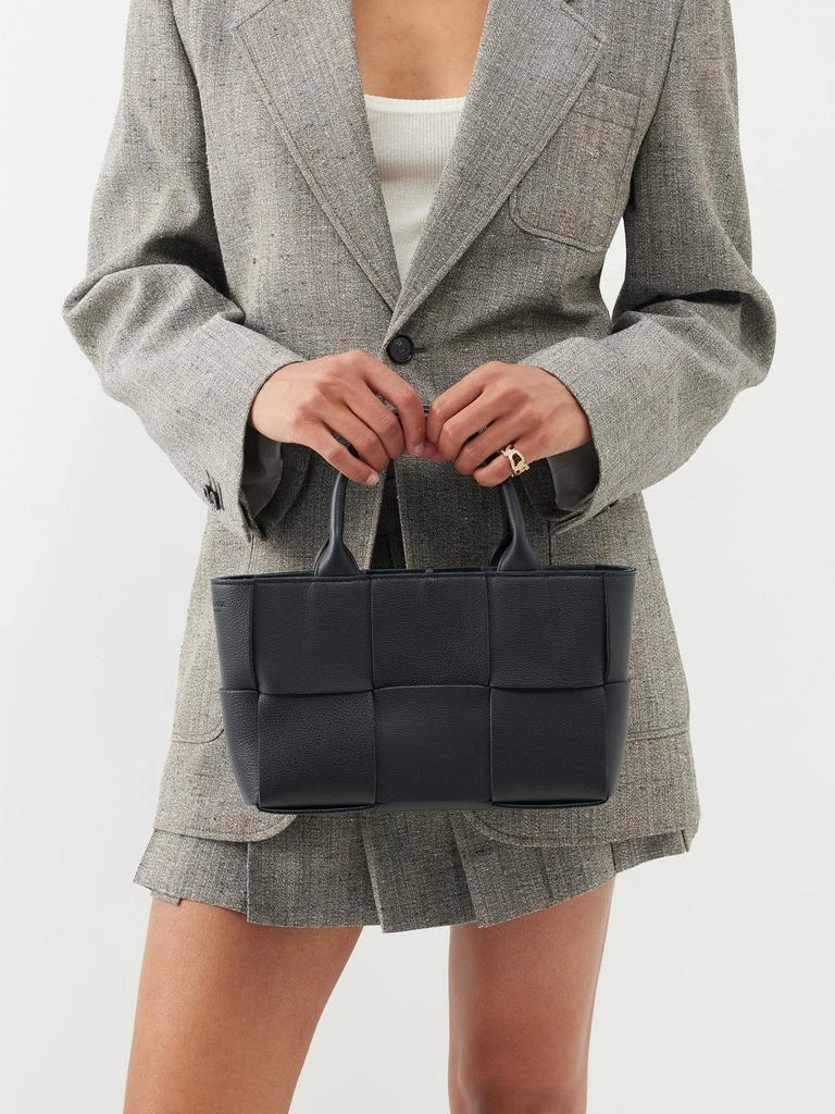 商品Bottega Veneta|Arco mini Intrecciato-leather tote bag,价格¥24808,第1张图片