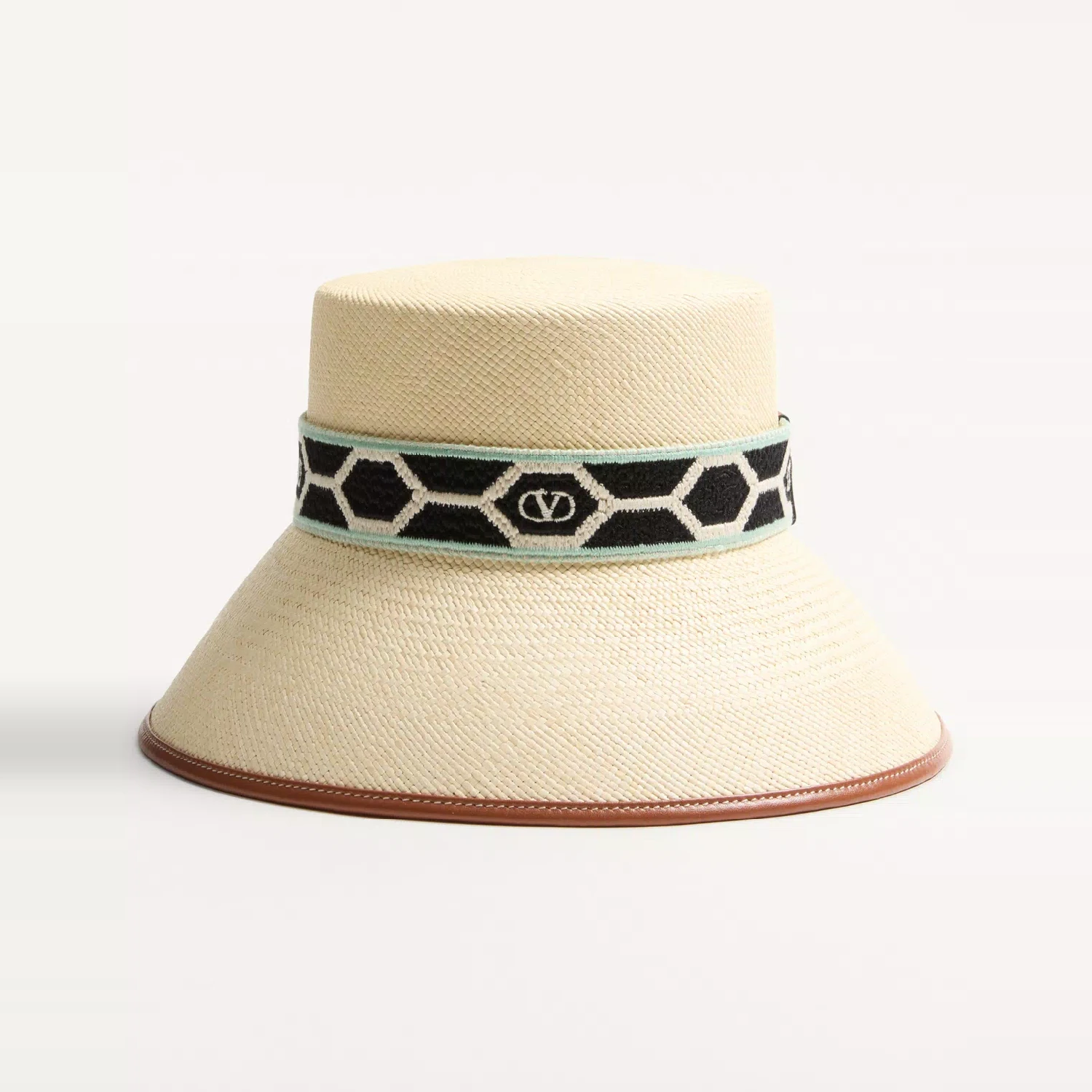 商品Valentino|【预售】 华伦天奴 25春夏 女士 遮阳帽 BOB ANTIBES EN PAILLE AVEC BORDURE EN CUIR ET RUBAN À MOTIF LOSANGES WHGA40JEJ_BYP,价格¥6804,第1张图片