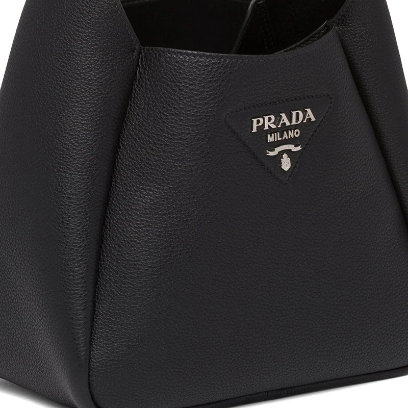 商品Prada|【预售3-7天】普拉达 经典款 女士黑色皮革饰有三角徽标单肩斜挎包1BC127_2DKV_F0002_V_OOM,价格¥19915,第6张图片详细描述