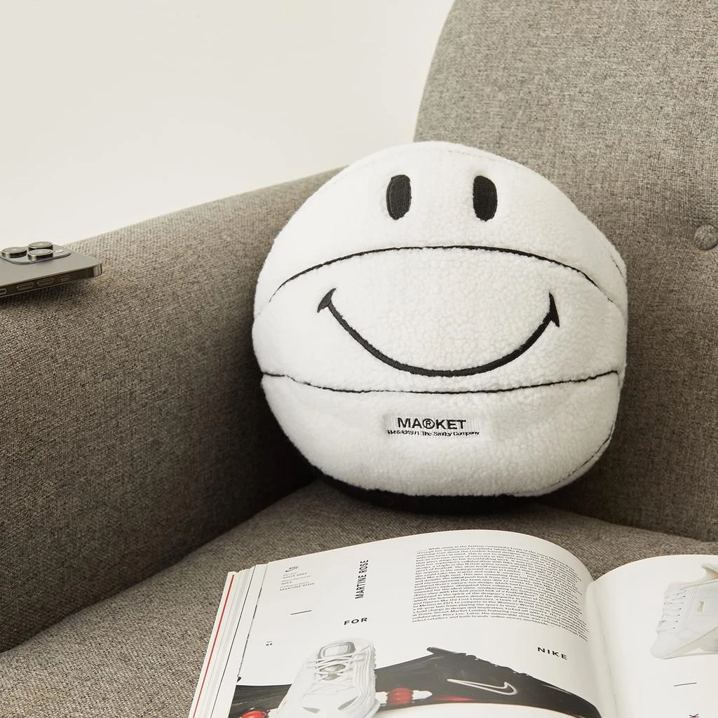 商品MARKET|MARKET Smiley Balance Plush Basketball,价格¥483,第5张图片详细描述