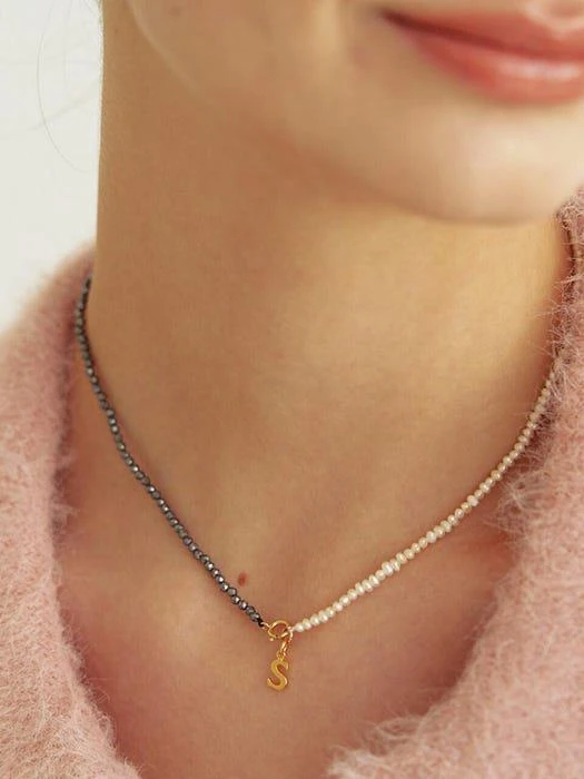 商品DEEPBROW|Terahertz and pearl initial necklace,价格¥882,第3张图片详细描述