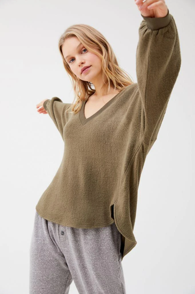 商品Urban Outfitters|UO Lilith Cozy V-Neck Top,价格¥151,第4张图片详细描述