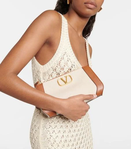 商品Valentino|VLogo M号化妆包,价格¥7005,第2张图片详细描述