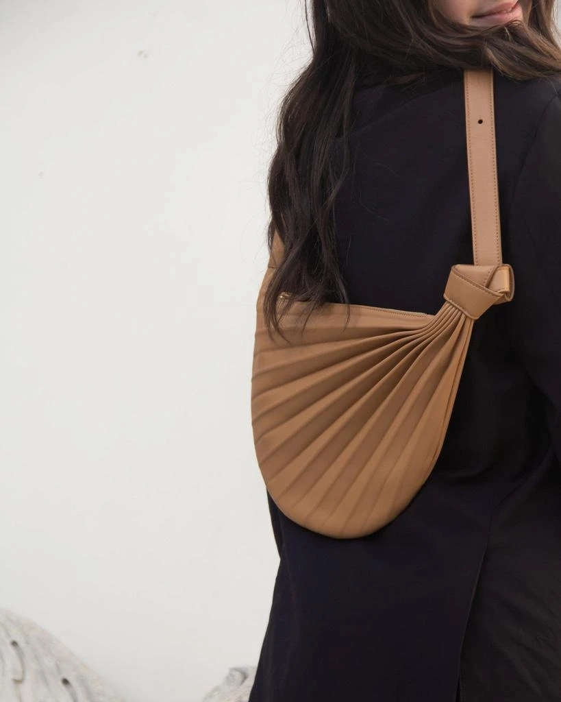 商品Sabrina Zeng|Chiaroscuro Hammock Sling Bag Tan,价格¥2605,第1张图片