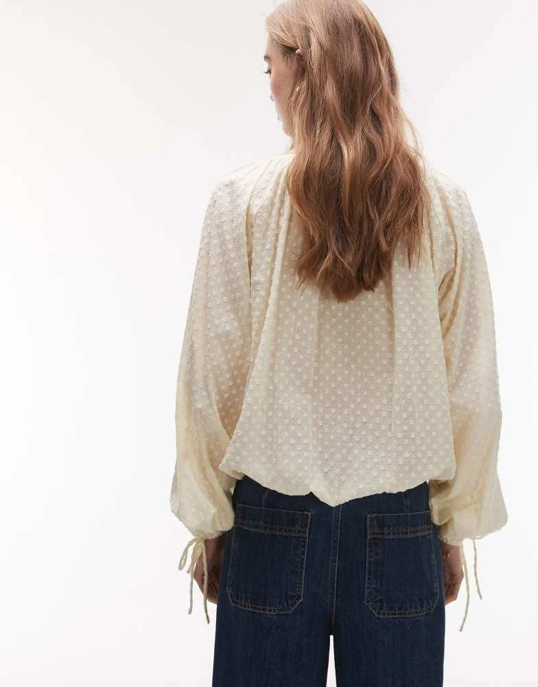 商品Topshop|Topshop dobby ruched neck tie front top in buttermilk,价格¥93,第4张图片详细描述