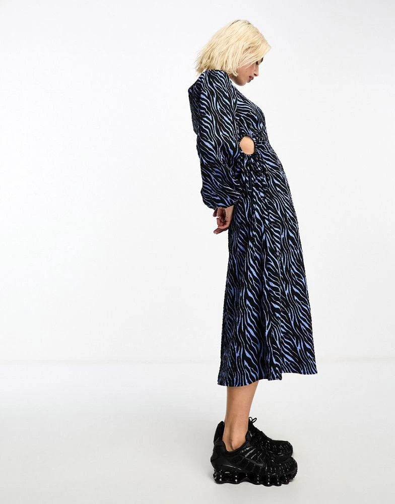 商品Daisy Street|Daisy Street crinkle midi dress with tie side cut outs in blue abstract print,价格¥313,第1张图片