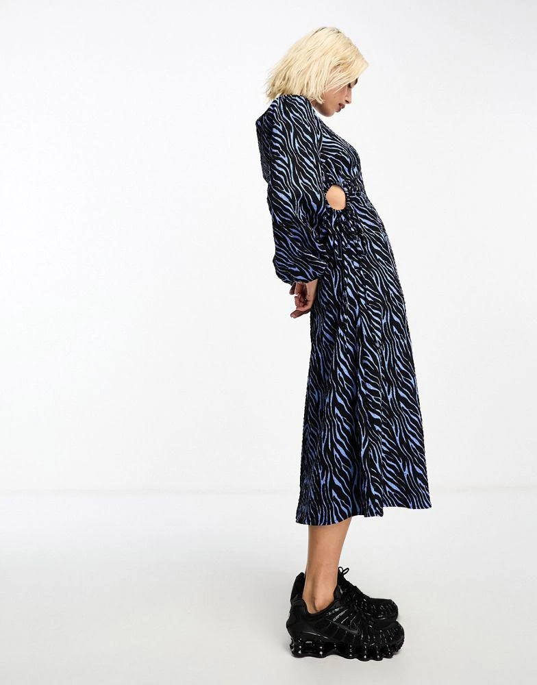 商品Daisy Street|Daisy Street crinkle midi dress with tie side cut outs in blue abstract print,价格¥111,第1张图片