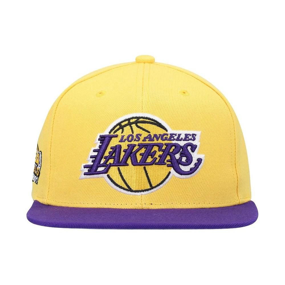 商品Mitchell and Ness|Men's Gold and Purple Los Angeles Lakers Hardwood Classics 2001 NBA Finals Patch Snapback Hat,价格¥255,第4张图片详细描述