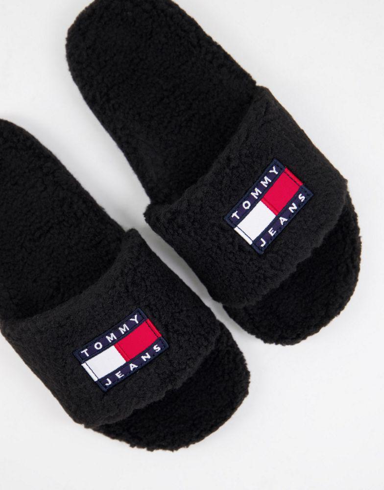 商品Tommy Hilfiger|Tommy Jeans flag logo furry sliders in black,价格¥395,第1张图片