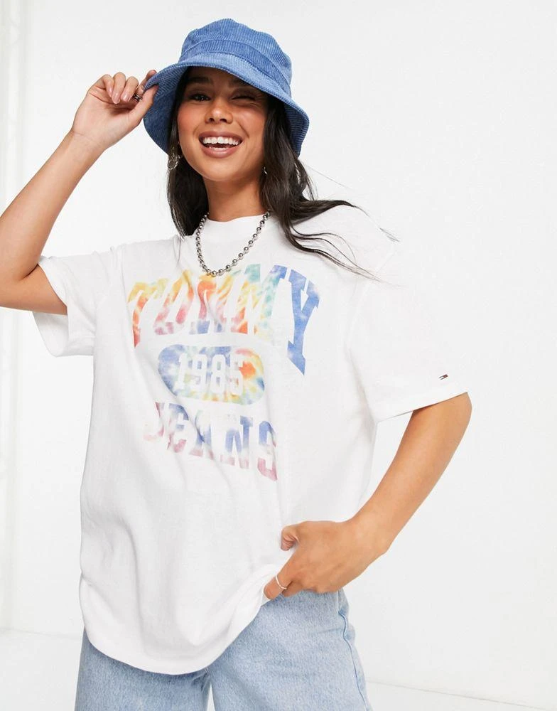 商品Tommy Hilfiger|Tommy Jeans cotton tye dye collegiate logo oversized t-shirt in white - WHITE,价格¥181,第1张图片