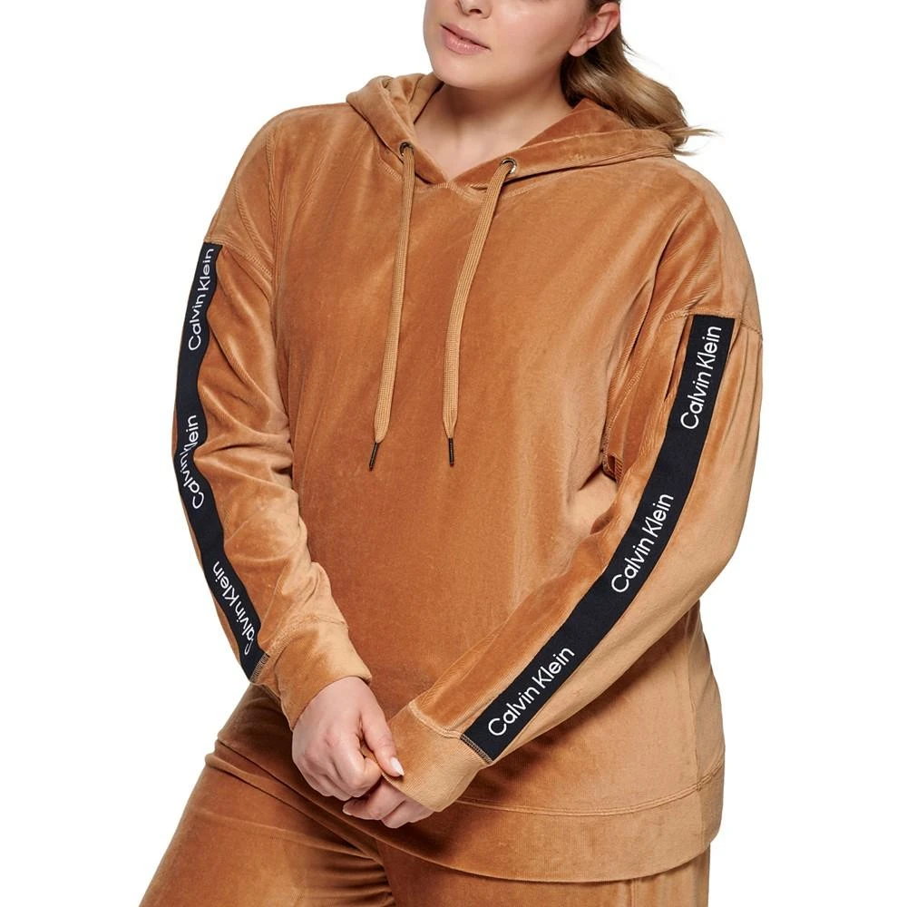 商品Calvin Klein|Plus Size Logo Tape Velour Hooded Sweatshirt,价格¥263,第1张图片