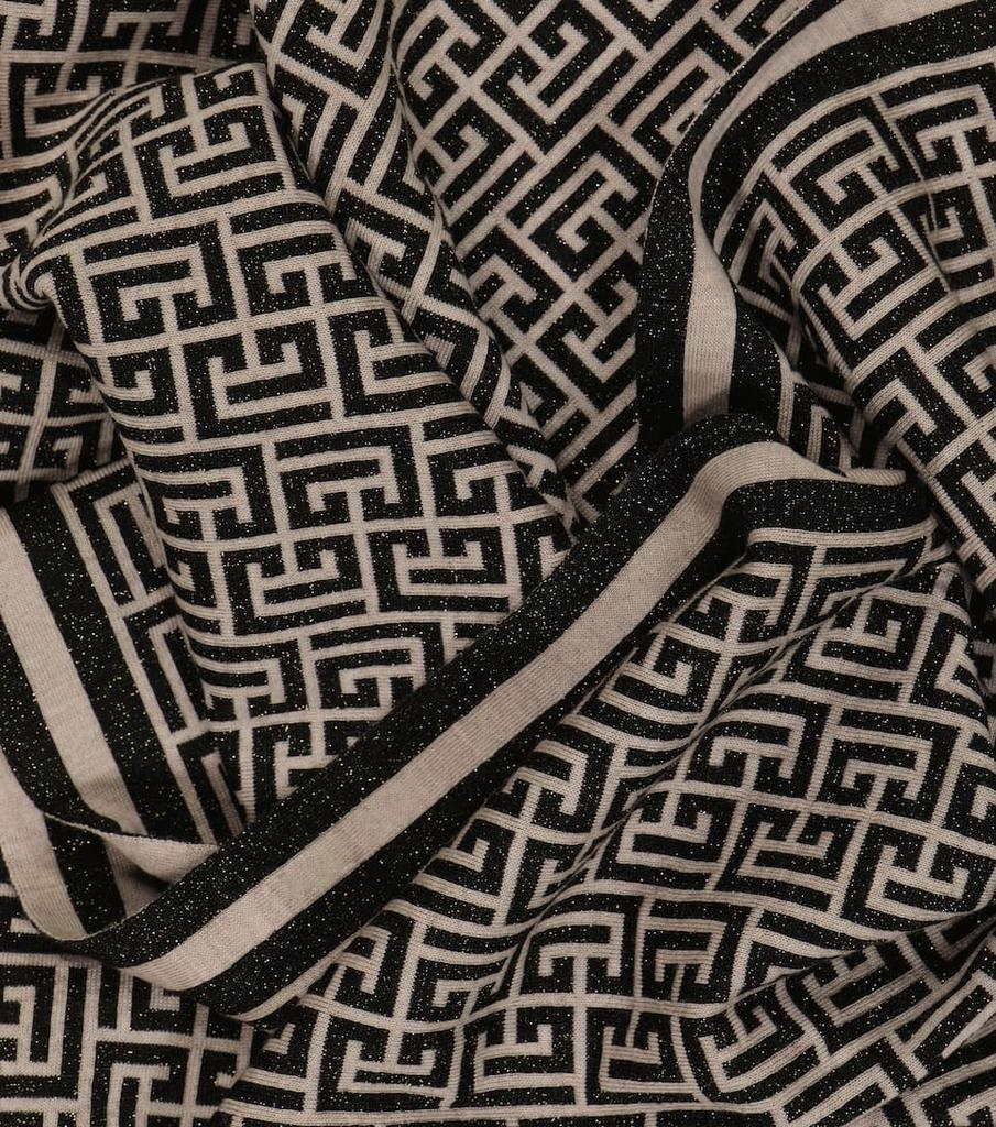 字母组合羊毛混纺围巾商品第4张图片规格展示