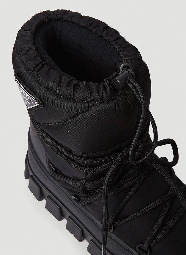 Logo Plaque Snow Boots in Black 商品
