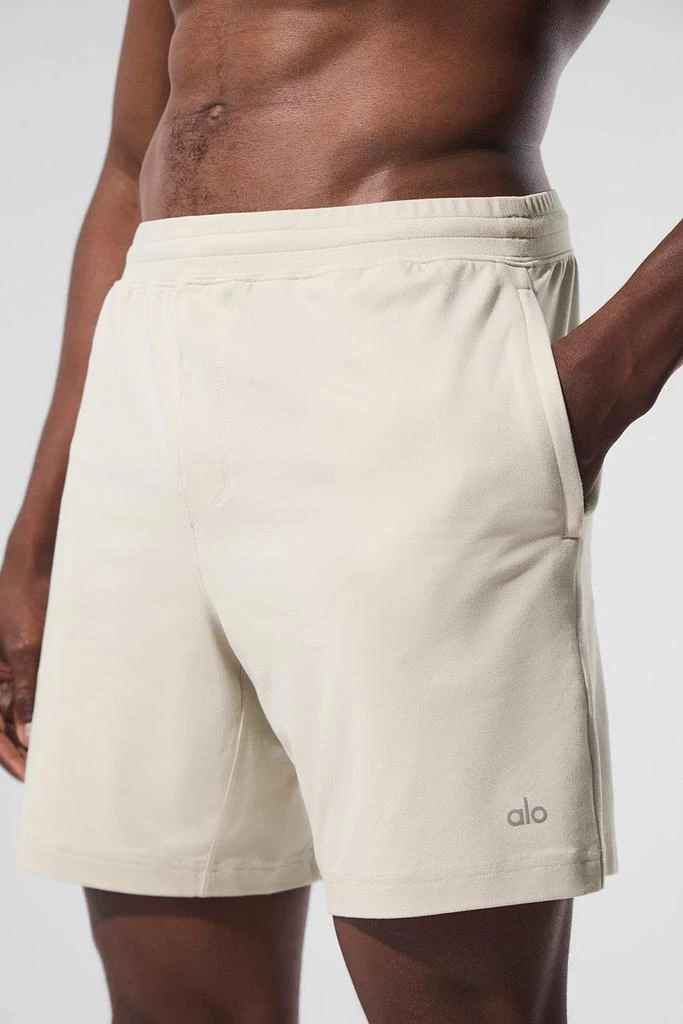 商品Alo|7" Conquer React Performance Short - Bone,价格¥521,第2张图片详细描述