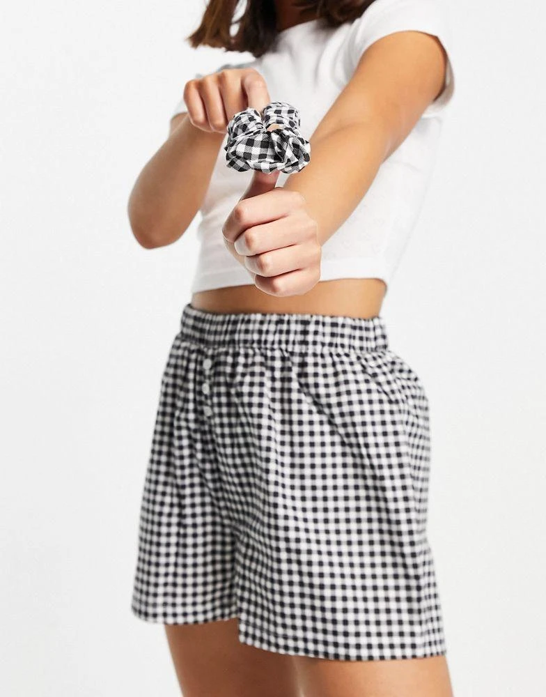 商品ASOS|ASOS DESIGN pointelle tee & gingham short pyjama set with scrunchie in white & black,价格¥290,第3张图片详细描述