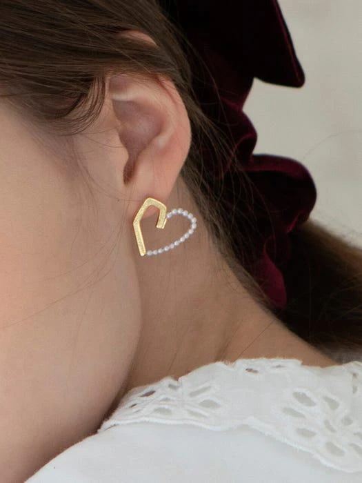 商品FANTASTIC PLANET|Heart line pearl earrings,价格¥432,第1张图片