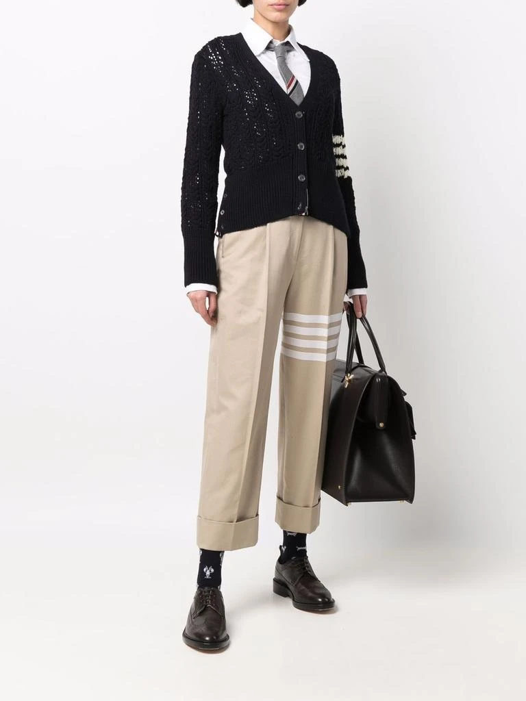 商品Thom Browne|THOM BROWNE WOMEN V-NECK CARDIGAN W/ 4 BAR IN IRISH POINTELLE CABLE 5GG SUSTAINABLE MERINO WOOL,价格¥2690,第2张图片详细描述