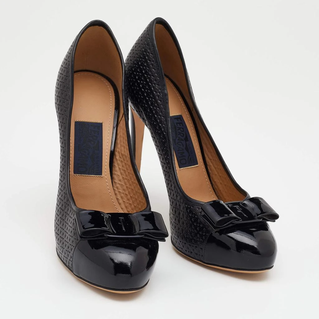 商品[二手商品] Salvatore Ferragamo|Salvatore Ferragamo Black Laser Cut Leather Vara Lace Bow Pumps Size 39,价格¥2746,第4张图片详细描述