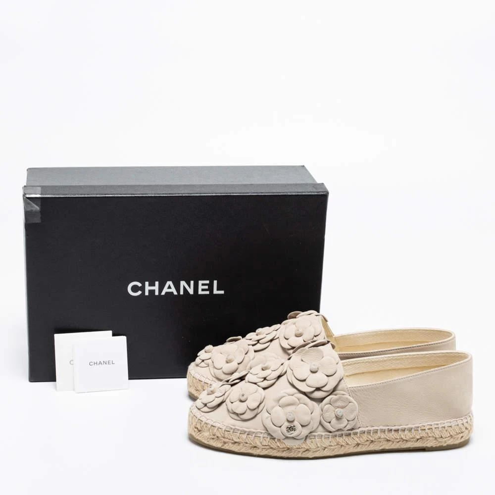 Chanel Light Grey Nubuck Leather Camellia Flower Espadrille Flats Size 41 商品