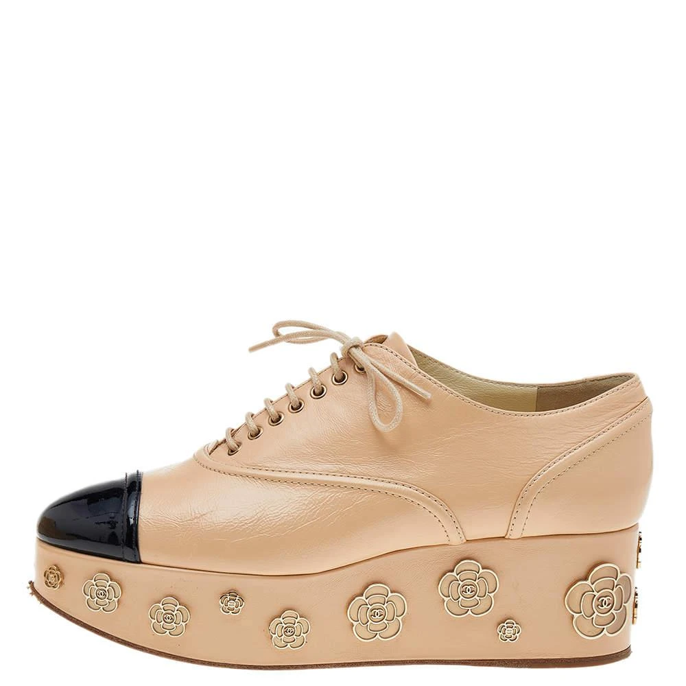 商品[二手商品] Chanel|Chanel Beige-Black Patent And Leather Camellia Platform Sneakers Size 39.5,价格¥3597,第2张图片详细描述