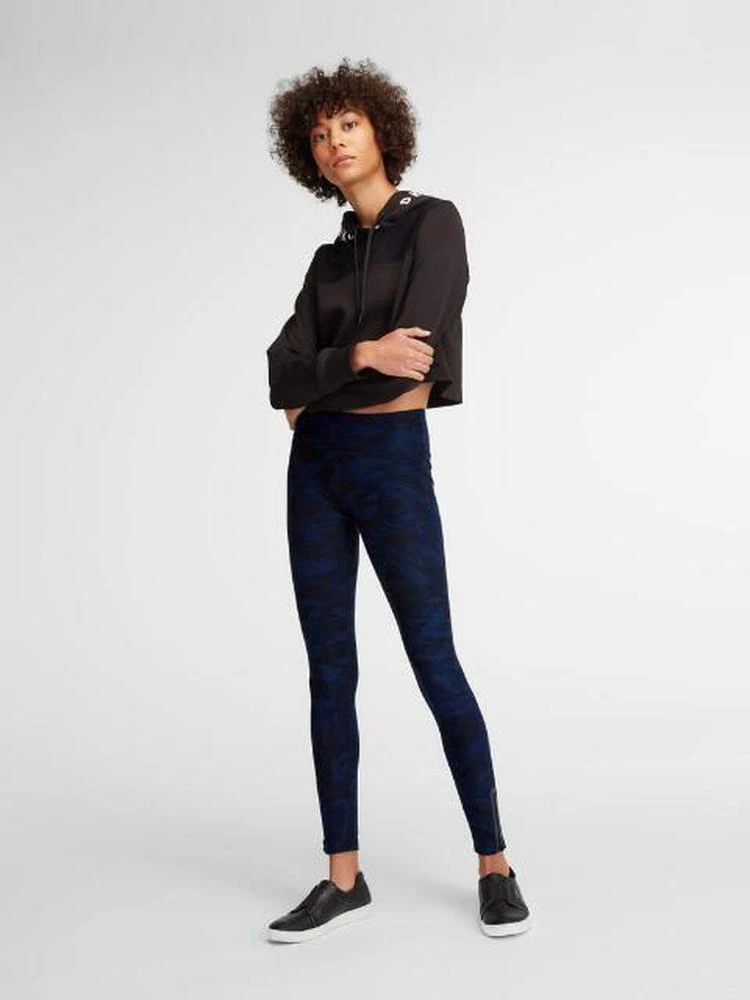 商品DKNY|Mid-Rise Camo Legging With Side Zips,价格¥369,第2张图片详细描述
