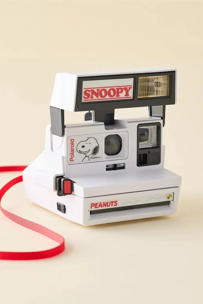 商品Urban Outfitters|Retrospekt X Peanuts Snoopy Polaroid 600 Instant Camera,价格¥1317,第2张图片详细描述