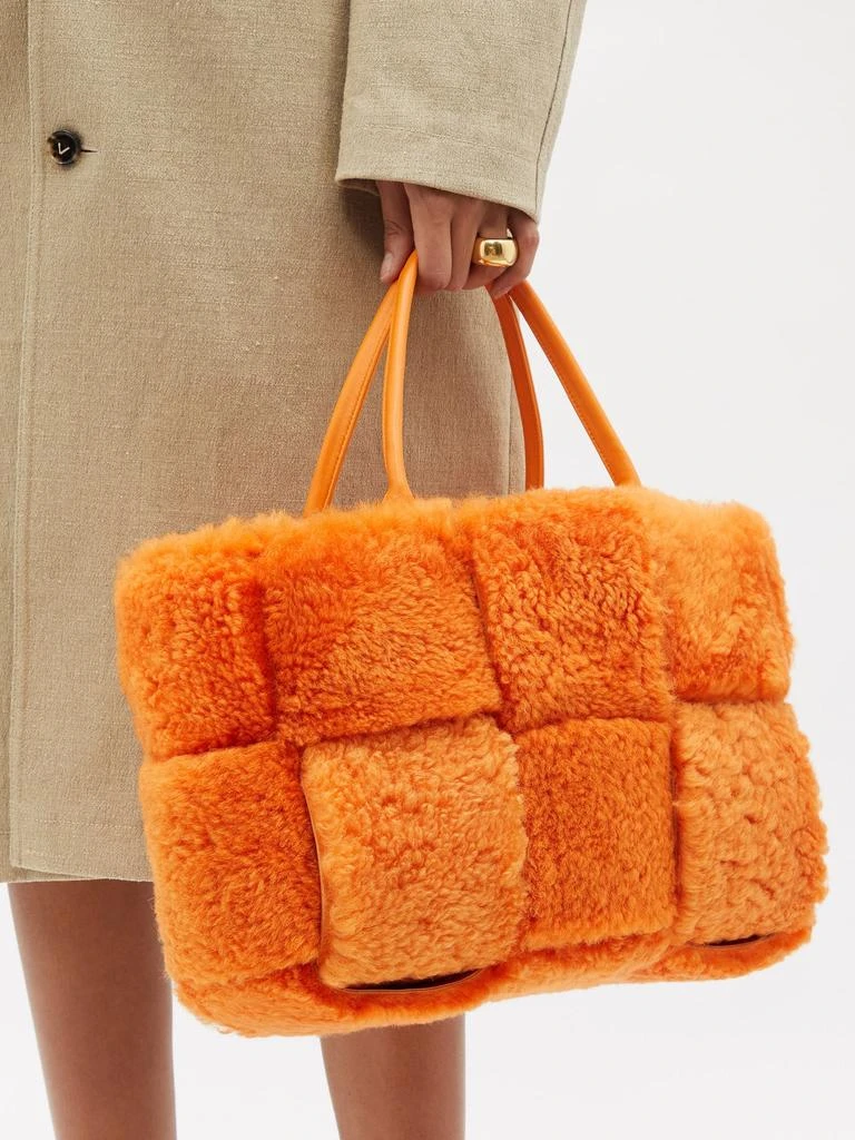 商品Bottega Veneta|The Arco medium leather and shearling tote bag,价格¥28323,第2张图片详细描述