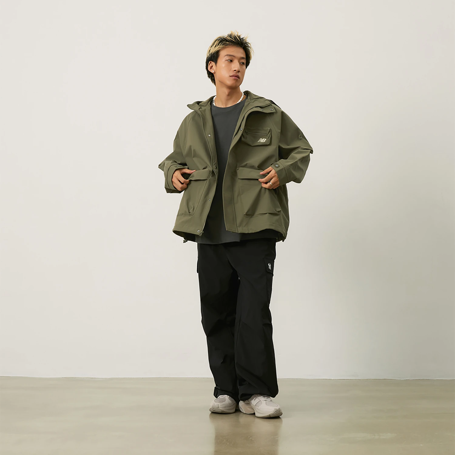 商品[国内直发] New Balance|品牌logo极简大口袋设计多功能山系冲锋衣 休闲百搭舒适连帽梭织夹克外套 男女同款 军绿色,价格¥734,第7张图片详细描述