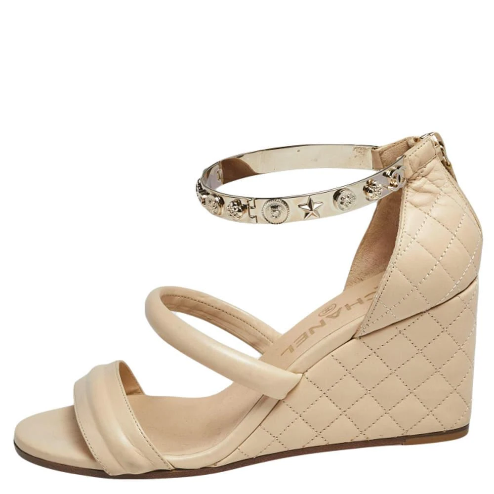 商品[二手商品] Chanel|Chanel Beige Quilted Leather Charm Embellished Ankle Cuff Wedge Sandals Size 37,价格¥3864,第2张图片详细描述