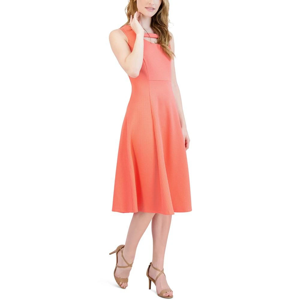 商品Sandra Darren|Textured Keyhole Fit & Flare Dress,价格¥223,第3张图片详细描述