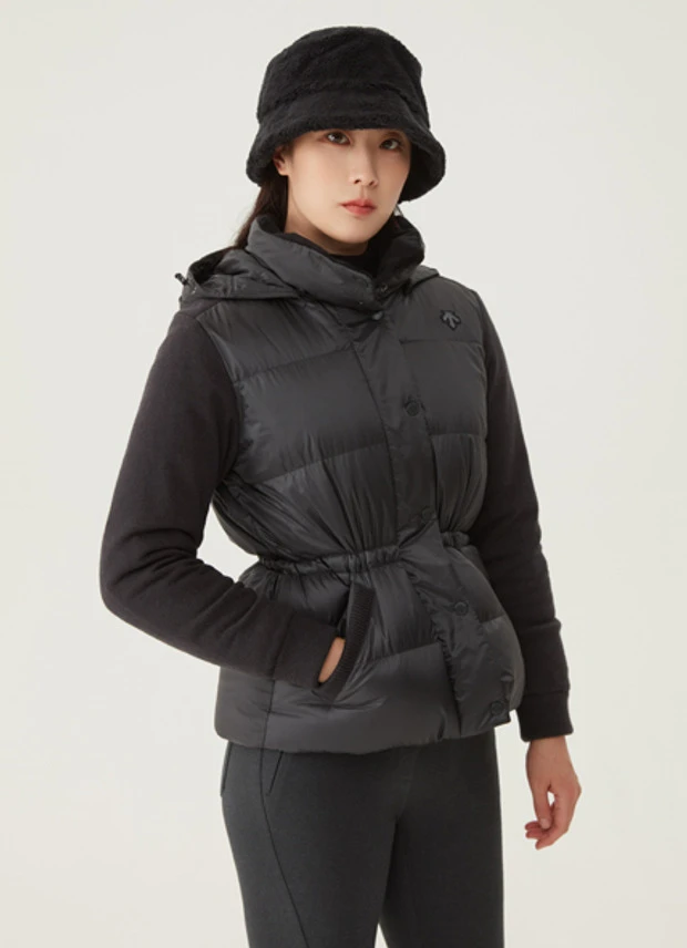 商品【预售商品15天发货】 DESCENTE|GOLF女性针织混合中长款羽绒服经典设计 DO42WFKOO2-CHAG,价格¥2027,第1张图片
