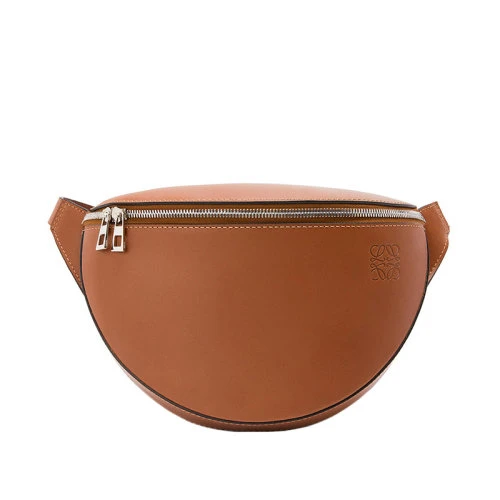 商品Loewe|【包税】LOEWE/罗意威 22春夏新款 男士棕色植鞣牛皮革Anagram和徽标压纹可单肩斜挎腰包B687D16X01-2530,价格¥8160,第1张图片